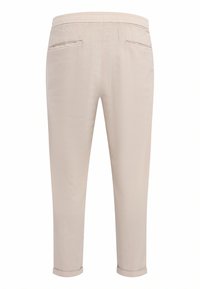 Beige Hose aus einem glatten, leichten Stoff. Verfügt über einen elastischen Bund, zwei Gesäßtaschen und umgekrempelte Säume.