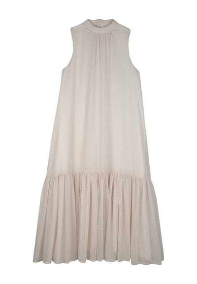 Robe beige avec un design sans manches et un col montant. Elle présente un corsage froncé et un ourlet à volants à plusieurs niveaux avec un motif floral subtil.