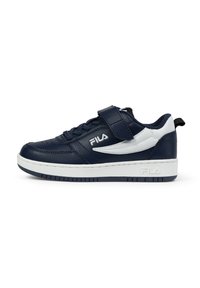 Sneaker in pelle blu navy con accenti bianchi, dotata di una fascia e lacci, superficie testurizzata e suola bianca spessa. Logo Fila esposto.