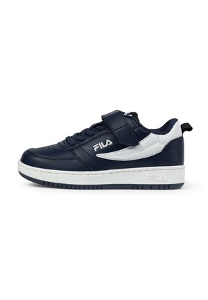 Baskets en cuir bleu marine avec des accents blancs, dotées d'une sangle et de lacets, d'une surface texturée et d'une épaisse semelle blanche. Logo Fila affiché.