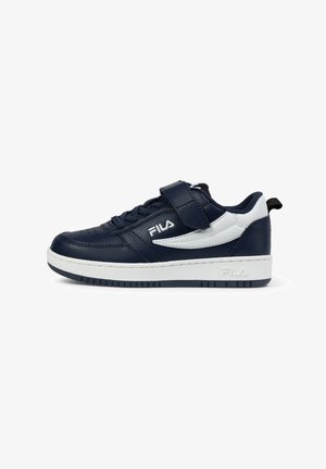 Marineblaue Ledersneaker mit weißen Akzenten, ausgestattet mit einem Riemen und Schnürsenkeln, strukturierten Oberflächen und einer dicken weißen Sohle. Fila-Logo sichtbar.