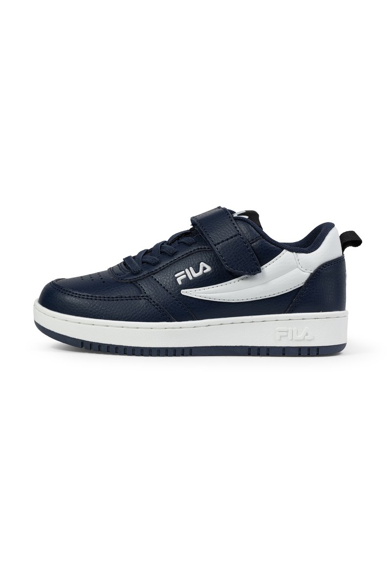 Sneaker in pelle blu navy con accenti bianchi, dotata di una fascia e lacci, superficie testurizzata e suola bianca spessa. Logo Fila esposto.
