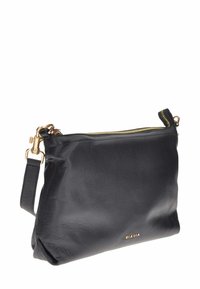 Borsa a tracolla in pelle nera con chiusura a zip e hardware dorato. Presenta una texture liscia e un logo del marchio in rilievo sulla parte anteriore.
