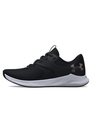 Czarno-szary sportowy but do biegania z białą teksturowaną podeszwą i logo Under Armour na pięcie, pokazany w widoku bocznym skierowany w lewo.