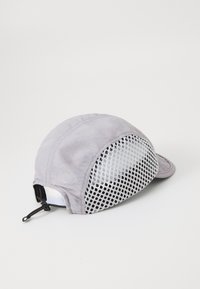 Casquette grise avec un tissu à motifs et un dos en maille, avec une visière incurvée et un système de fermeture réglable.