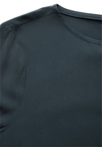 Dunkelbluse aus leichtem, glattem Stoff, mit rundem Ausschnitt und subtiler Schimmerung. Sie verfügt über ein strukturiertes Schulterdesign.