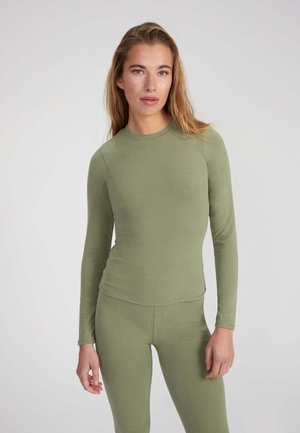 Langärmliges, tailliertes Oberteil und passendes Leggings aus leicht olivgrünem Stoff, mit nahtlosem Design und Rundhalsausschnitt.
