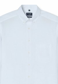 Weißes Hemd mit Button-Down-Kragen, aus strukturiertem Stoff hergestellt. Verfügt über eine Brusttasche und hellfarbige Knöpfe. Moderne Passform.