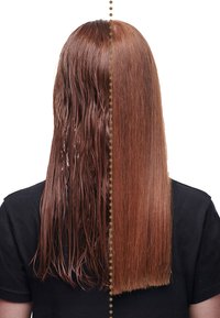 Cheveux à moitié mouillés et ondulés sur le côté gauche et cheveux à moitié secs et lissés sur le côté droit d'une personne portant un t-shirt noir.