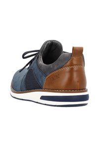 Baskets en daim bleu avec un talon en cuir marron, des accents en mesh et une semelle en caoutchouc blanc. Caractéristiques : bout rond et design à lacets.
