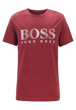 Bordowa bawełniana koszulka z okrągłym dekoltem, z białym napisem "BOSS HUGO BOSS" wydrukowanym boldową czcionką. Krótkie rękawy i prosty dół.