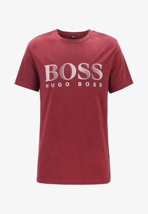 Camiseta de algodón color burdeos con cuello redondo, con el texto blanco "BOSS HUGO BOSS" impreso en una fuente en negrita. Mangas cortas y dobladillo recto.