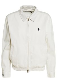 Bílá bavlněná bunda na zip s límcem, elastickým lemem, dvěma bočními kapsami a malým modrým logem koně na hrudi.