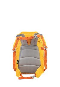 Geel stoffen rugzak met grijs gaasvo cushie, verstelbare oranje riemen en zilveren hardware. Beschikt over een ergonomische vorm voor comfort.