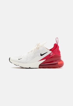 Baskets Nike Air Max 270 blanches et rouges avec le swoosh noir, dessus en mesh et grande semelle d'amorti rouge visible, sur fond blanc.