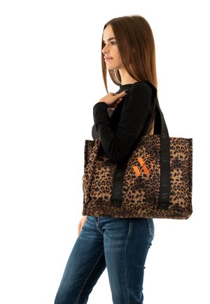 Bolso tote de estampado de leopardo con asas negras; cuenta con un logo naranja. Hecho de tela suave, forma rectangular y diseño espacioso.