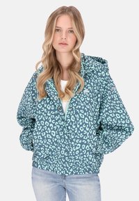 Chaqueta con capucha en color azul verdoso con estampado de leopardo en negro y verde claro, con cremallera frontal, puños elásticos y un ajuste holgado.