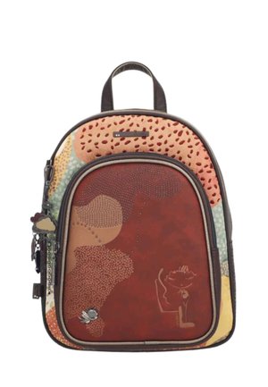 Zaino piccolo con motivi astratti multicolore, tasca frontale marrone, cerniera e ciondoli decorativi sul lato.