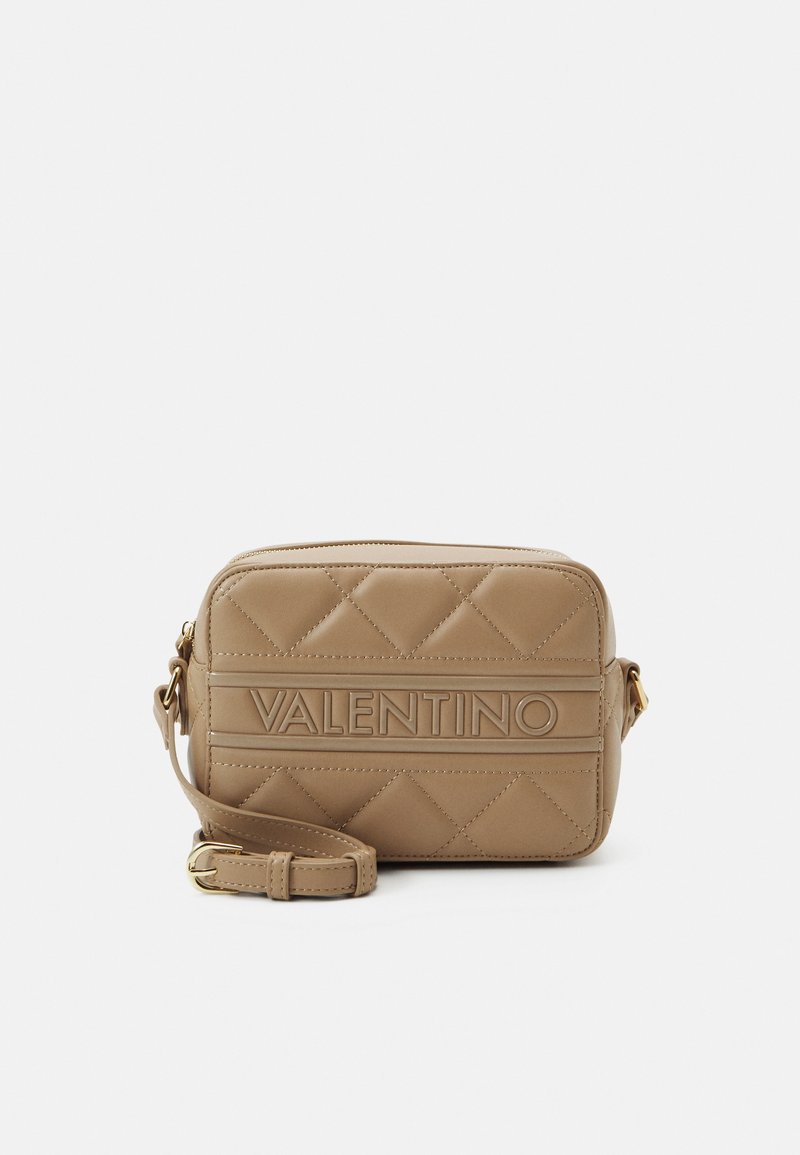 Prošívaná béžová kožená kabelka přes rameno s embosovaným logem "Valentino", nastavitelným popruhem a zlatými kovovými detaily. Kompaktní obdélníkový design.