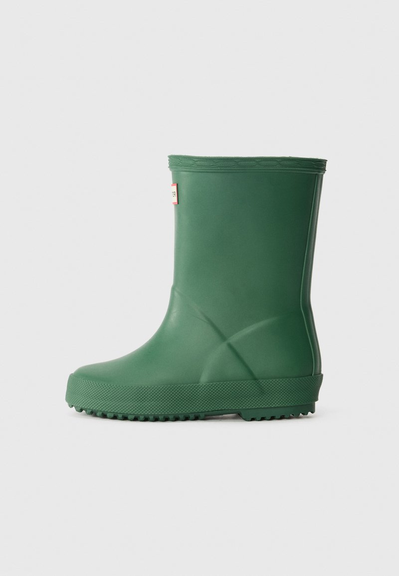 Bota de borracha verde para chuva com exterior liso, bico redondo e sola texturizada para maior aderência. Apresenta um design de tornozelo alto e sem adornos.