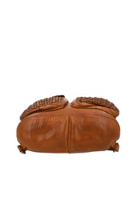 Sac à main en cuir marron avec des détails tressés sur le dessus, montré de dessous sur fond blanc.