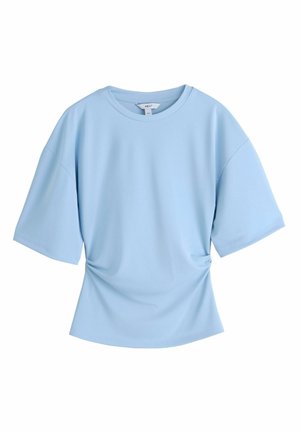 Tricou bleu deschis cu mâneci scurte, croială lejeră, decolteu rotund și detaliu adunat pe o parte, realizat dintr-un material neted și moale.
