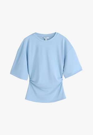 Ljusblå T-shirt med korta ärmar, lös passform, rund halsringning och veckad detalj på ena sidan, tillverkad av mjukt och slätt material.