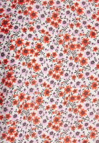 Blumenstoff mit Gruppen von roten und lila Blumen auf einem hellen Hintergrund, mit dunkelgrünen Stielen und Blättern in einem sich wiederholenden Muster.