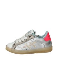 Zilveren sneaker met een gestructureerde bovenkant, lederen zijpaneel met luipaardpatroon, witte neuskap, mintgroene lining en een roze hielaccent. Vetersluiting.