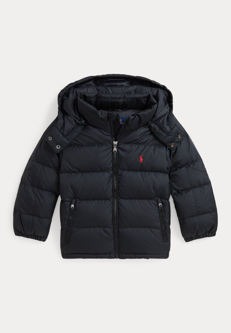 Giubbotto imbottito nero con cappuccio, dotato di chiusura frontale con zip, due tasche con zip e un piccolo logo sul petto. Tessuto trapuntato.