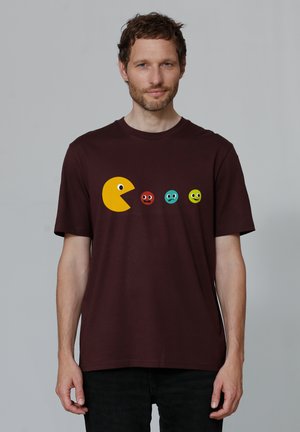 Bordeaux katoenen T-shirt met een grote gele Pac-Man afbeelding en vier kleurrijke spoken met expressieve gezichten, ontwerp met ronde hals.