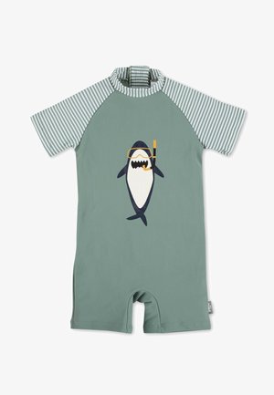 Grüner Badeanzug mit kurzen Ärmeln und gestreiftem Kragen, mit einem Haifisch-Motiv, der eine Taucherbrille und einen Schnorchel trägt. Hergestellt aus weichem, dehnbarem Material.
