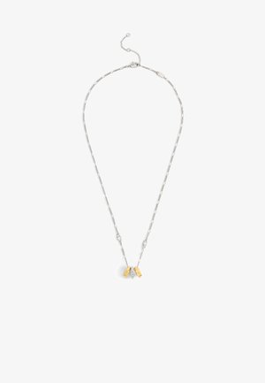 Zilveren ketting met drie hangers: twee in goudkleur en één in zilverkleur, met een verfijnd ontwerp en een verstelbare sluiting.