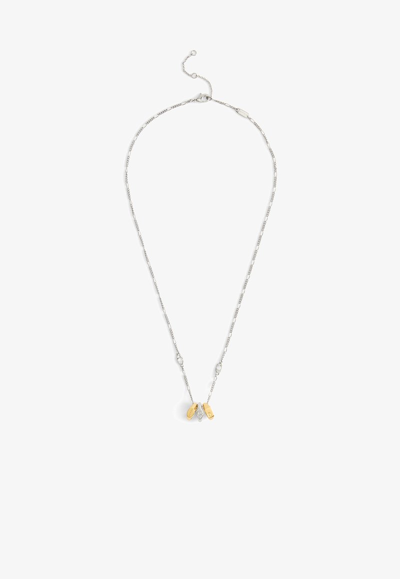 Sølv kædeler med tre vedhæng: to i guldfarve og et i sølvfarve, med et delikat design og justerbar lukning.
