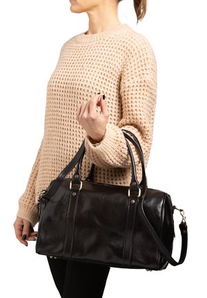Borsa a mano in pelle nera con doppi manici e tracolla removibile. Presenta hardware in tono oro e una finitura liscia e testurizzata.