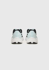 Chaussures de sport bleu clair avec accents noirs, présentant un dessus en maille, un col rembourré et une semelle en caoutchouc texturé. Design à double talon pour plus de stabilité.