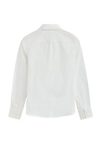 Camisa blanca de manga larga con collar clásico, puños con botón y una textura de tela suave. Presenta una costura central en la parte trasera.