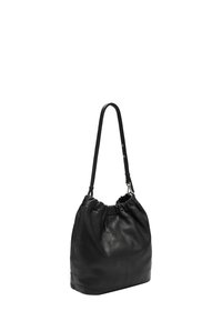 Czarna skórzana torebka na ramię z marszczonym wierzchem i regulowanym paskiem, prezentowana na białym tle.