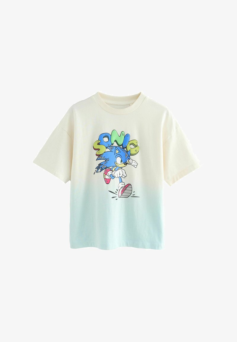Weißes T-Shirt mit kurzen Ärmeln, blauem Farbverlauf und Grafik von Sonic the Hedgehog, der unter dem bunten Sonic-Schriftzug läuft.