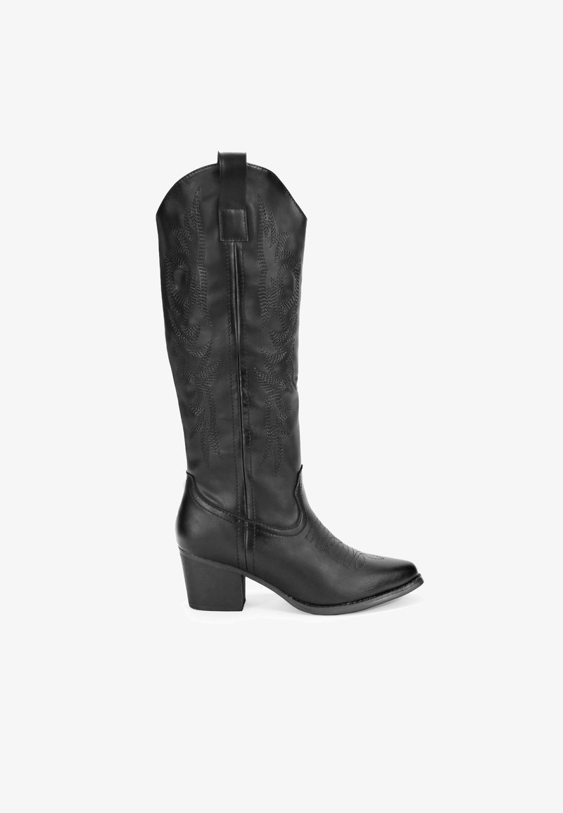 Bota de vaquero negra de cuero con punta afilada, tacón de bloque de altura media y patrón floral grabado en el caño. Incluye una cinta de tirón vertical.