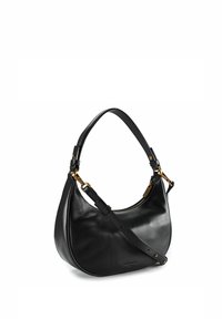 Borsa a tracolla in pelle nera con forma curva, dettagli in metallo dorato, tracolla regolabile e chiusura con zip. Texture liscia.