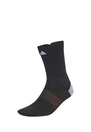 Schwarzer Sportsocken bis zur Mitte der Wade mit weißem Logo nahe dem oberen Bündchen und grauem Fersen-Detail, dargestellt vor weißem Hintergrund.