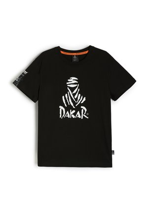 Czarna bawełniana koszulka z krótkim rękawem z białą grafiką przedstawiającą postać w szacie oraz napisem "DAKAR" w pogrubionej czcionce. Rękawy ozdobione akcentami logo.