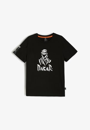 Czarna bawełniana koszulka z krótkim rękawem z białą grafiką przedstawiającą postać w szacie oraz napisem "DAKAR" w pogrubionej czcionce. Rękawy ozdobione akcentami logo.