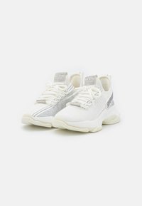Weiße Sportschuhe mit einem strukturierten Mesh-Obermaterial, silbernen Akzenten und gestreiften Details. Verfügt über einen gepolsterten Schaft und eine Gummisohle.