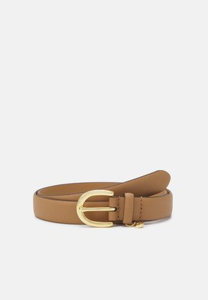 Bruine leren riem met gouden gebogen gesp, opgerold op een lichtgrijze achtergrond.