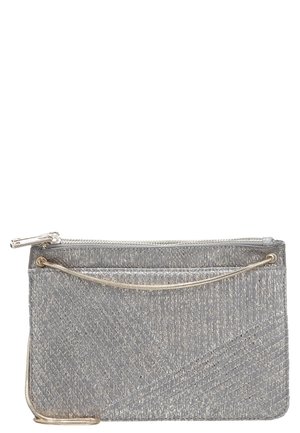 Srebrna torebka kopertówka o fakturze, z górnym zamkiem błyskawicznym i cienkim złotym łańcuszkiem, na białym tle.