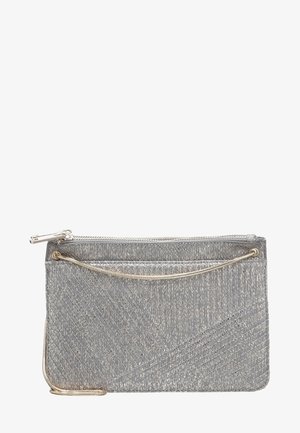 Pochette texturée argentée avec une fermeture éclair supérieure et une fine chaîne dorée en bandoulière, isolée sur fond blanc.