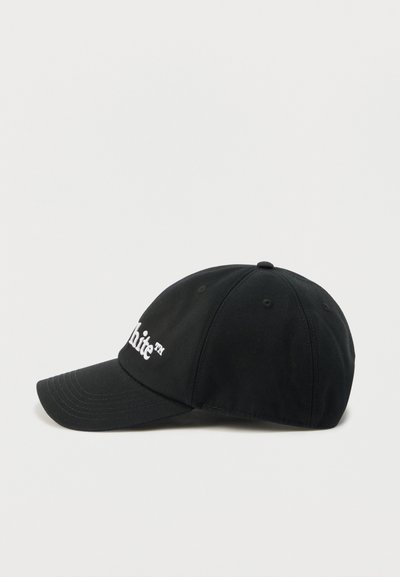 Casquette de baseball noire avec une visière courbée et un texte brodé blanc à l'avant, présentée sur un fond blanc uni.