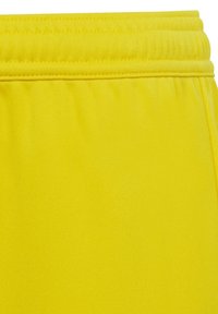 Gele sportshorts met een gladde textuur en een elastische tailleband, met nette stiksels langs de bovenrand.